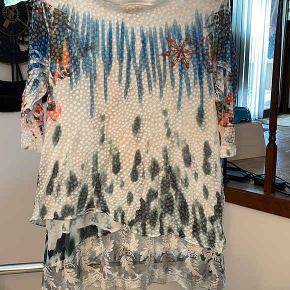 Gorgeous V-neck asymmetrical sheer over printed lining, scalloped lace bottom XL - Picture 3 of 10